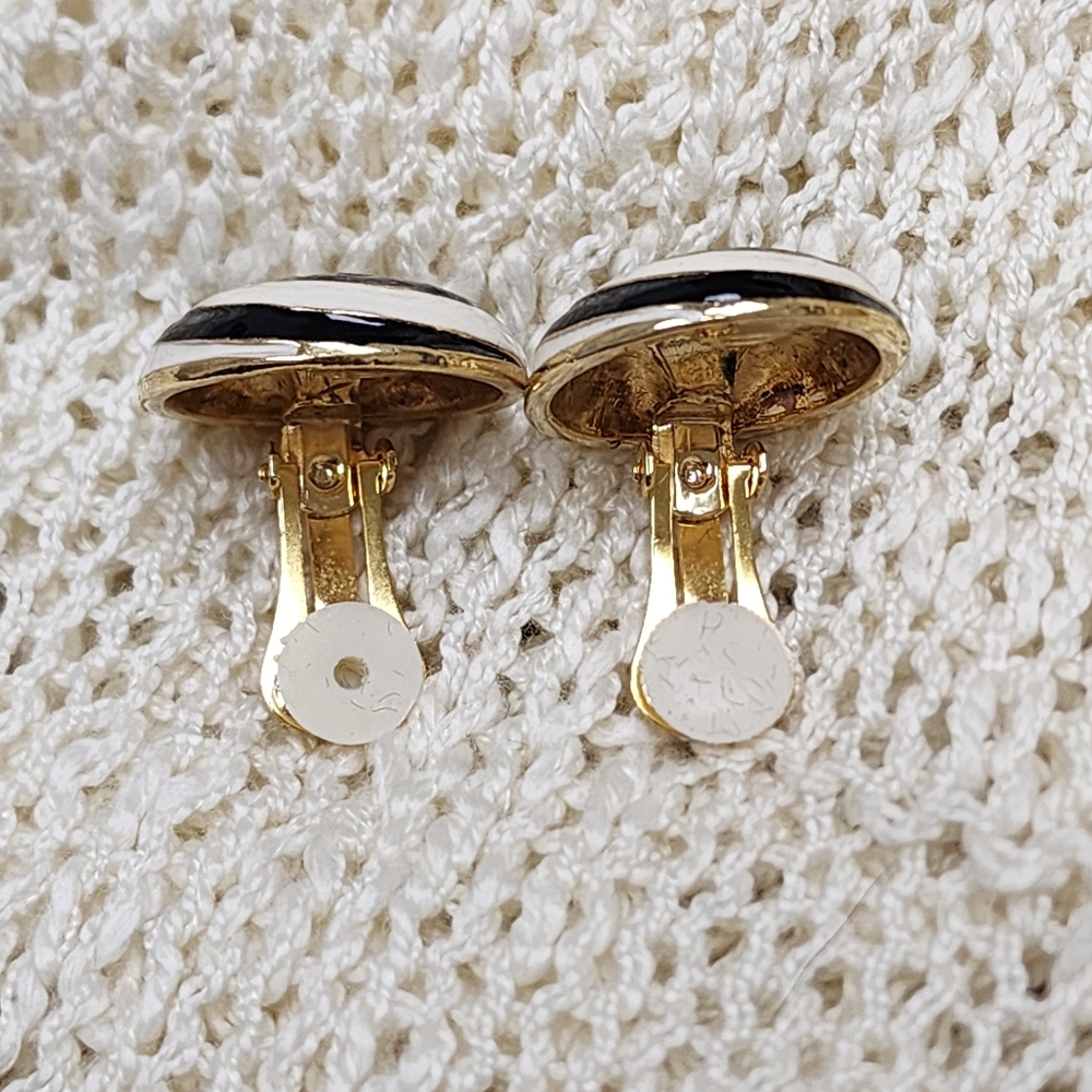 Vintage, Rare Gold Toned, Black and Cream Swirl Circle Enamel Clip On Earrings - Picture 4 of 8